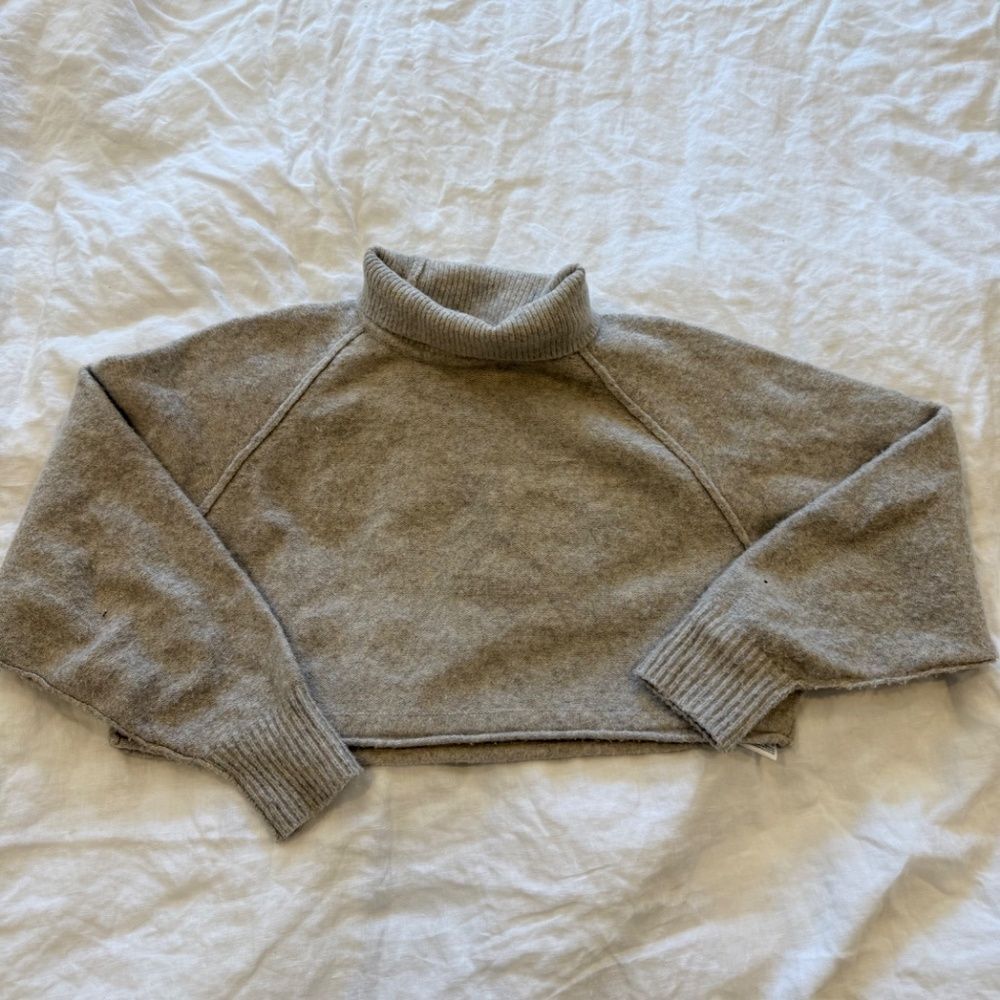 Urban Outfitters Kyla Cropped Turtleneck Sweater - size s
